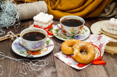 Sabah kahvesi ve çörekler iki kişilik, kahvaltı klasik, rahat odada. 