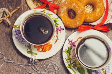 Sabah kahvesi ve çörekler iki kişilik, kahvaltı klasik, rahat odada. 