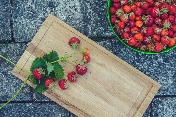 Taze yetişmiş olgun çilekler güneşli bir günde, açık havada.