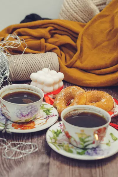 Sabah kahvesi ve çörekler iki kişilik, kahvaltı klasik, rahat odada. 