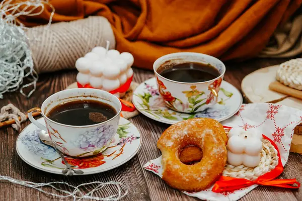 Sabah kahvesi ve çörekler iki kişilik, kahvaltı klasik, rahat odada. 