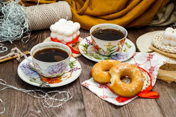 Sabah kahvesi ve çörekler iki kişilik, kahvaltı klasik, rahat odada. 