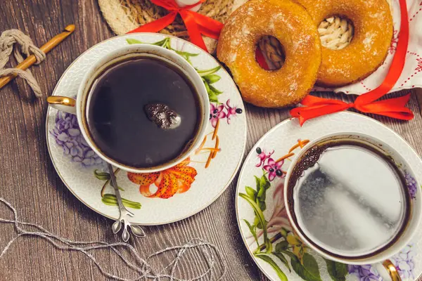 Sabah kahvesi ve çörekler iki kişilik, kahvaltı klasik, rahat odada. 