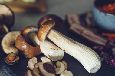 Yenilebilir orman mantarları akşam yemeği için pişirilmeye hazır.