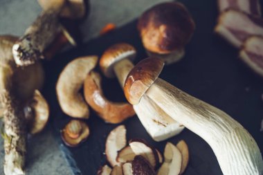 Yenilebilir orman mantarları akşam yemeği için pişirilmeye hazır.