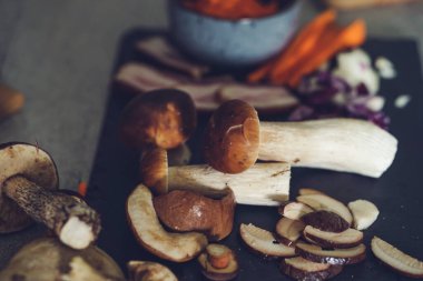 Yenilebilir orman mantarları akşam yemeği için pişirilmeye hazır.