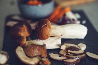 Yenilebilir orman mantarları akşam yemeği için pişirilmeye hazır.