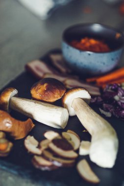 Yenilebilir orman mantarları akşam yemeği için pişirilmeye hazır.