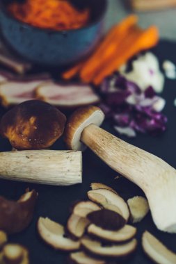 Yenilebilir orman mantarları akşam yemeği için pişirilmeye hazır.