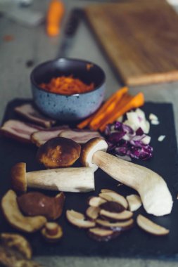 Yenilebilir orman mantarları akşam yemeği için pişirilmeye hazır.