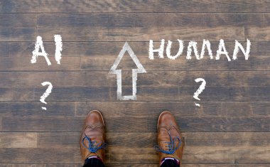 Yapay Zeka - Yapay Zeka - Yapay Zeka - ve İnsan kelimelerine bakan adam yere tebeşirlenmiş.