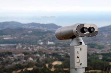 Japonya 'daki Omuro Dağı' nın bir noktasında dürbün ya da teleskop.