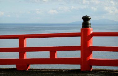 Enoshima, Japonya 'da deniz manzaralı kıyı kenarında kırmızı çit.