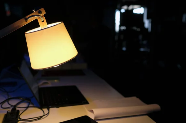 Fazla Mesai Yapıyorum Masa Lambasıyla Aydınlatılmış Karanlık Bir Odada Dizüstü — Stok fotoğraf