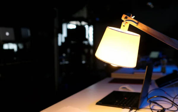 Horas Extras Trabalho Laptop Quarto Escuro Iluminado Por Uma Lâmpada — Fotografia de Stock