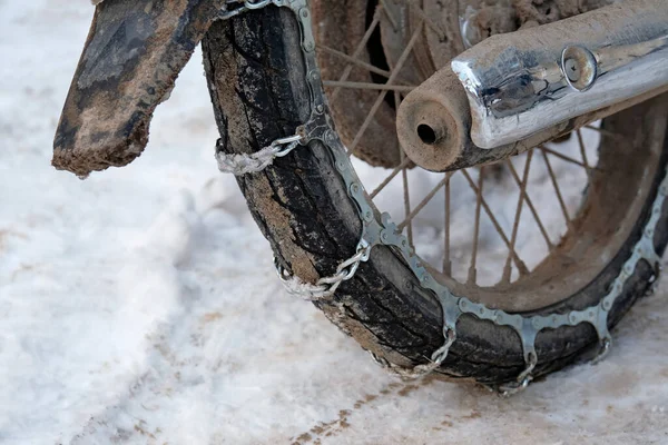 Close Van Een Motorfiets Met Sneeuwkettingen — Stockfoto