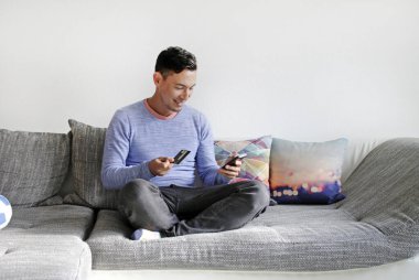 Kredi kartı ve akıllı telefonlu gülümseyen adam - mobil alışveriş, ödeme, bankacılık