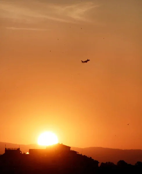 Літак Піднімається Небо Під Час Заходу Сонця — стокове фото