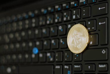 Dizüstü bilgisayarda parlayan Bitcoin