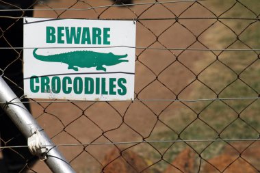 Güney Afrika 'da timsah uyarı işareti
