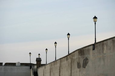 Napoli, İtalya 'daki Sant Elmo Kalesi' ndeki sokak lambaları.