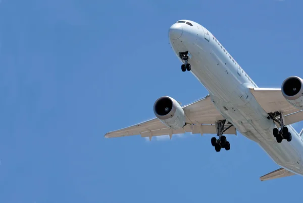 Aproximando Avião Contra Céu Azul — Fotografia de Stock