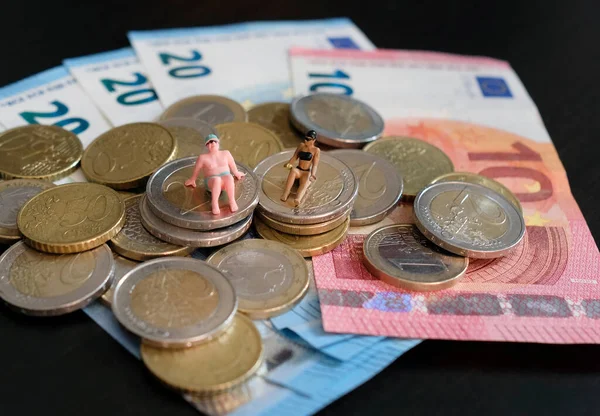 Figuras Miniatura Una Pareja Relajándose Bronceándose Sobre Una Pila Dinero — Foto de Stock