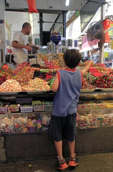 Octobre 2022 Tel Aviv Israël Garçon Achetant Des Bonbons Stand — Photo