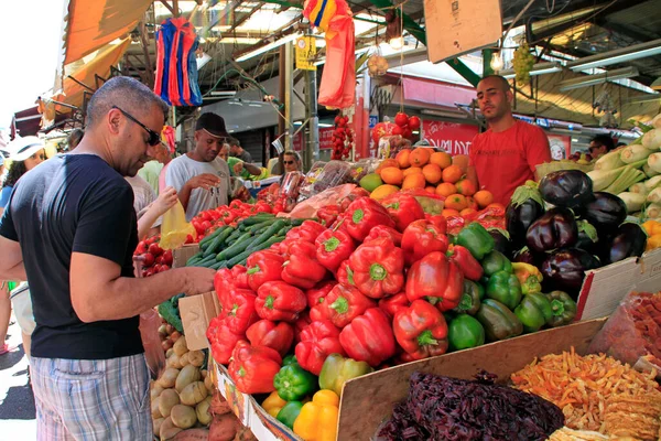 Жовтня 2022 Тель Авів Ізраїль Люди Купують Овочі Базарній Крамниці — стокове фото