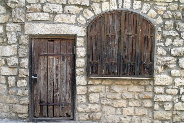 石垣の古い木の扉 — ストック写真