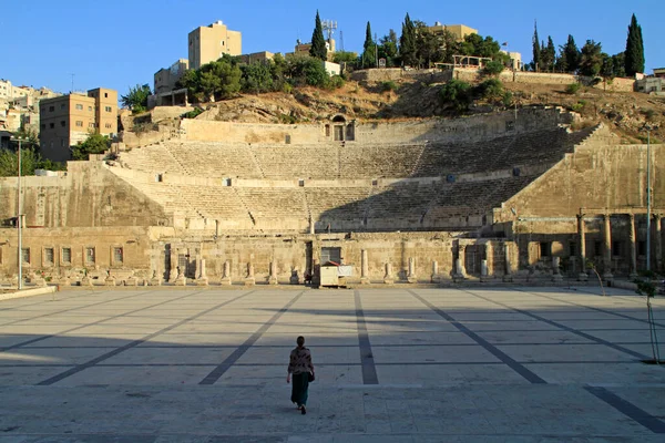 Eine Frau Geht Mitten Amman Auf Ein Antikes Römisches Theater — Stockfoto