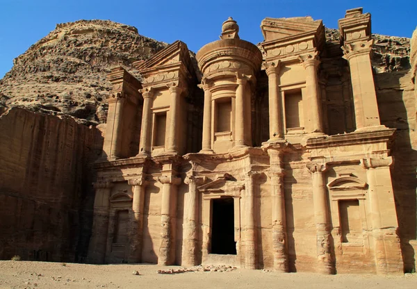 修道院 アドディアとして知られている ペトラの古代ヨルダンの都市で岩から彫刻記念碑的な建物 — ストック写真