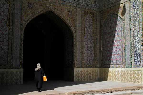 Mujer Entrando Sombra Entrada Una Mezquita Kashan Irán — Foto de Stock