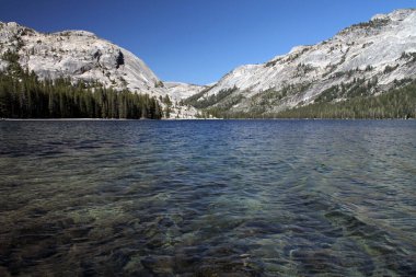 Yosemite Ulusal Parkı, Kaliforniya 'da temiz göl