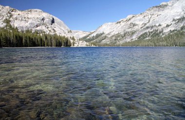 Yosemite Ulusal Parkı, Kaliforniya 'da temiz göl