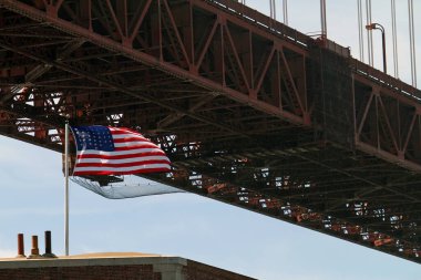 Golden Gate Köprüsü önünde Amerikan bayrağı, San Francisco