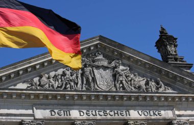 Berlin 'de Alman bayrağıyla Reichstag
