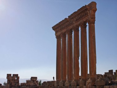 Lübnan, Baalbek 'te Roma harabelerinin yanındaki bir adamın silueti.