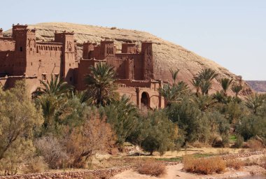 Fas 'taki Ait Ben Haddou' nun etkileyici çamur yapıları ve binaları.