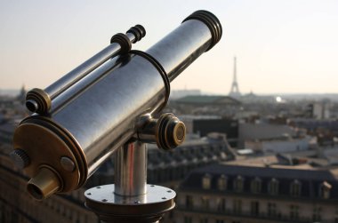Arka planda Eyfel Kulesi ile Paris 'te görüş açısı