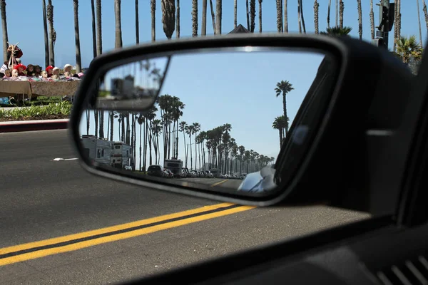 Santa Barbara, California 'da sahil boyunca araba sürerken - araba aynasına yansıyan palmiye ağaçları