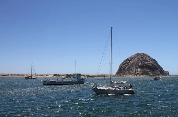 Boten Liggen Leeg Morro Bay Met Morro Rock Achtergrond — Stockfoto