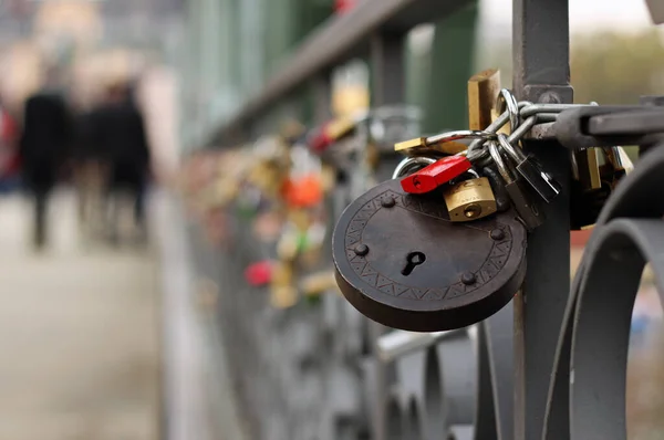 Almanya Köln Deki Köprüde Aşk Kilitleri — Stok fotoğraf