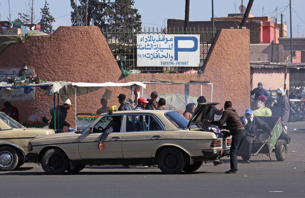 20 февраля 2018 года - Марракеш, Морено: Мбаппе и люди возле автостоянки в Марракеше, Морено