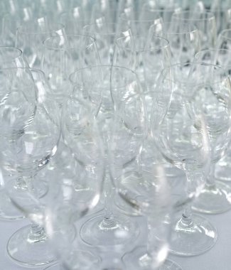 Akşam yemeğinden önce sıralar dolusu temiz bardak