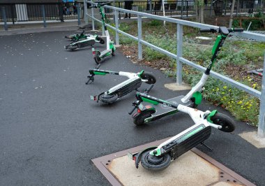 Köln, Almanya - 27 Ekim 2019: Almanya 'da E-hareketlilik: Köln' deki bir tren istasyonunun yakınındaki elektrikli scooterlar atıldı.