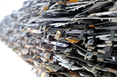 Bir yığın bozuk cep telefonu ve akıllı telefon.