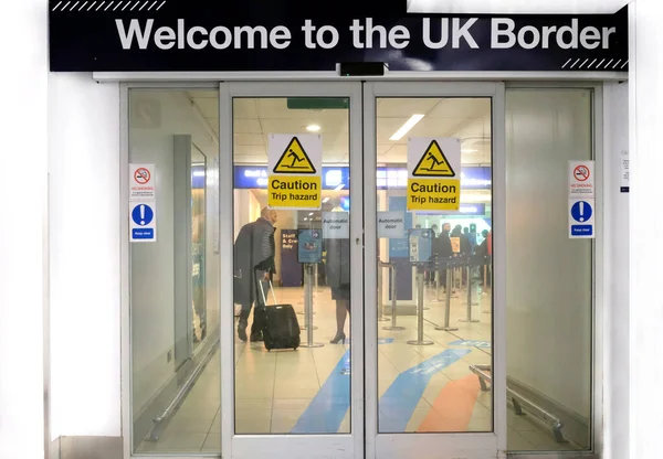ロンドン 10月2019 英国国境へようこそ という言葉の看板は 国境管理に向かって歩く乗客を迎えます — ストック写真