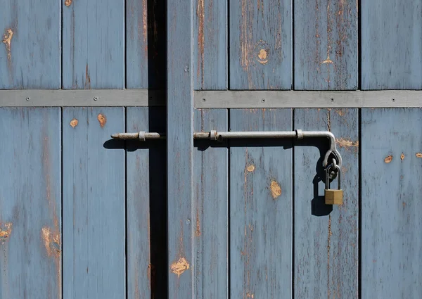 風化した木製のドアの金属ロック — ストック写真