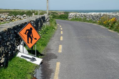 İlerideki yol çalışması eğrinin önündeki işaret